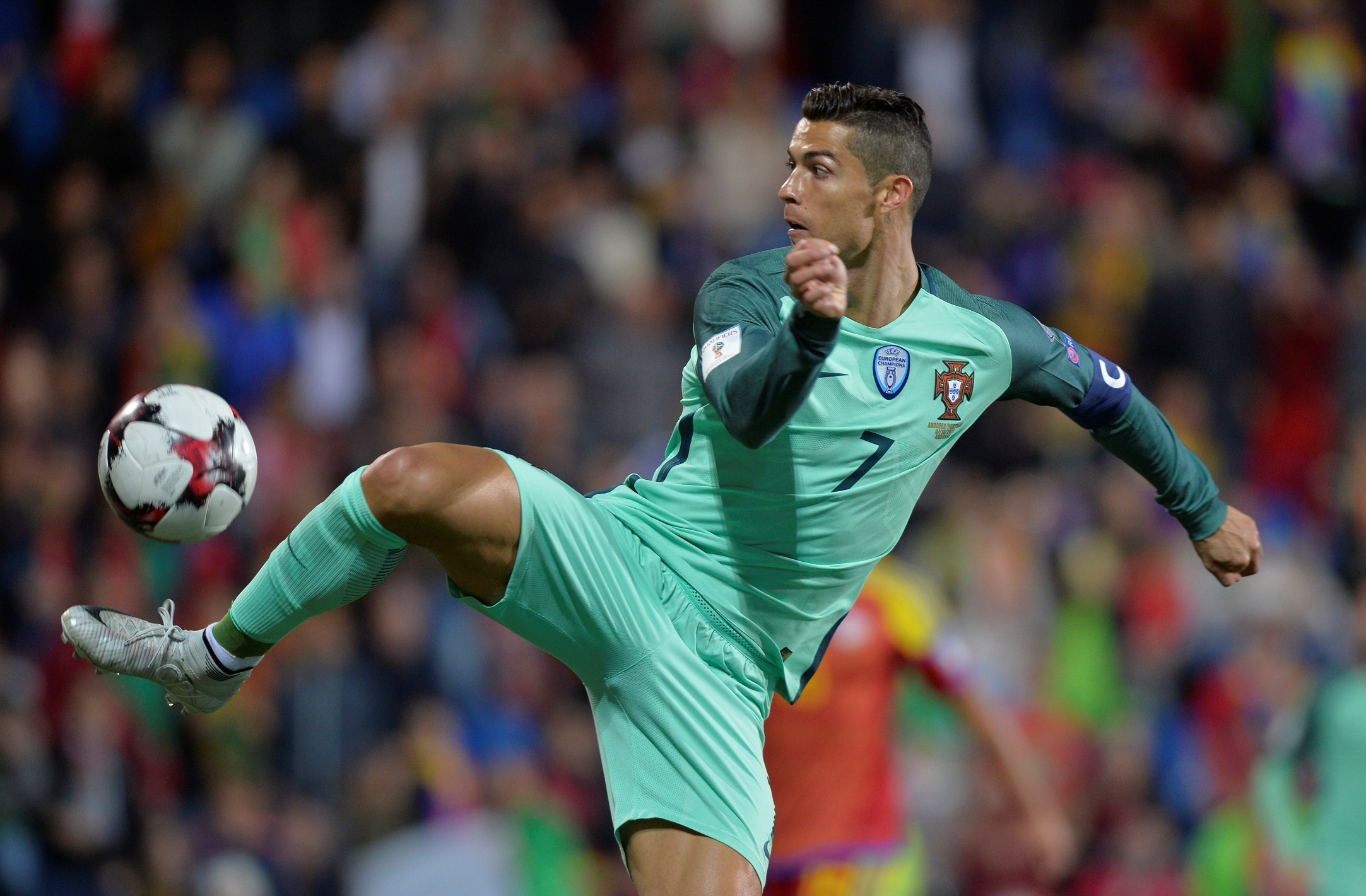 Ronaldo toa sang, Bo Dao Nha tien sat ve du World Cup 2018 hinh anh