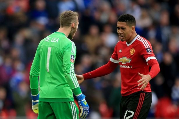 Doi hinh trong mo cua Smalling anh 1