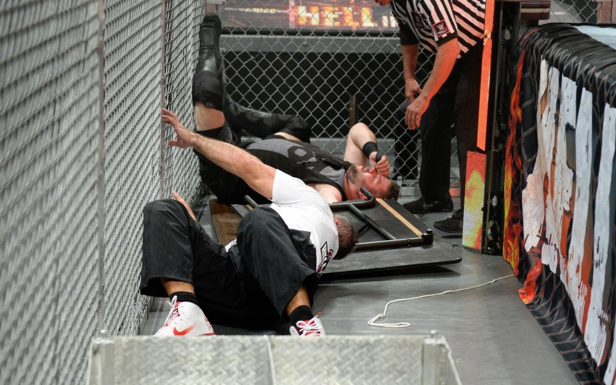 Sao WWE nhap vien sau cu nhay tu noc long sat anh 2