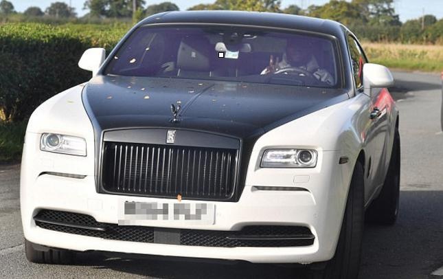 Lukaku khoe sieu xe tren duong den san tap hinh anh