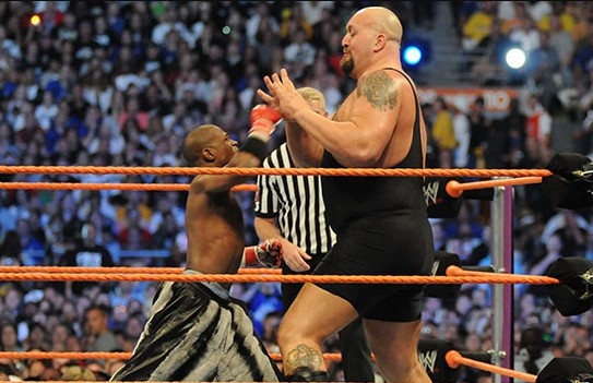 Mayweather dung tieu xao ha K.O nguoi khong lo hon 2 m cua WWE hinh anh