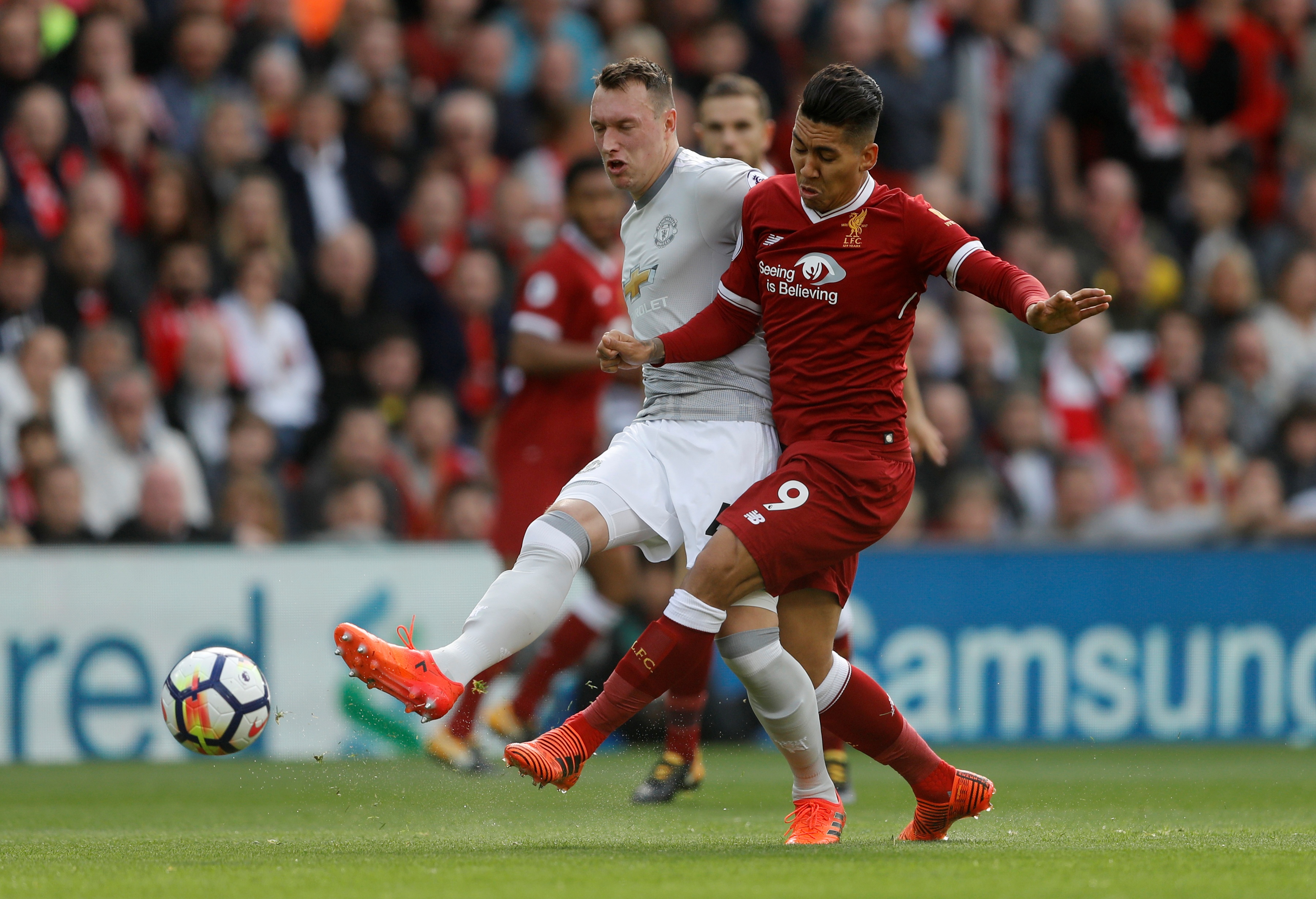 MU chat vat gianh diem truoc Liverpool anh 1