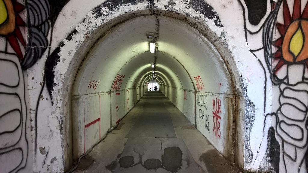 Duong ham 'kinh di' co mot khong hai o san co chau Au hinh anh