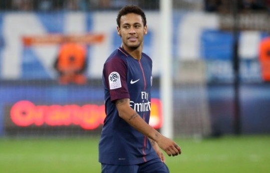 Bao ve san dung khien chan de Neymar thuc hien phat goc hinh anh