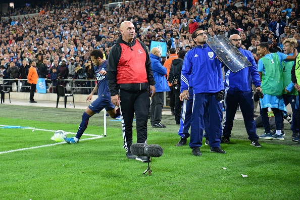 Bao ve san dung khien chan cho Neymar anh 4