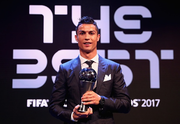 Vuot Messi va Neymar, Ronaldo gianh giai The Best nam thu 2 lien tiep hinh anh