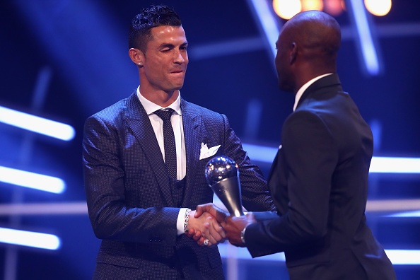 Ronaldo cam on Messi,  Neymar anh 7