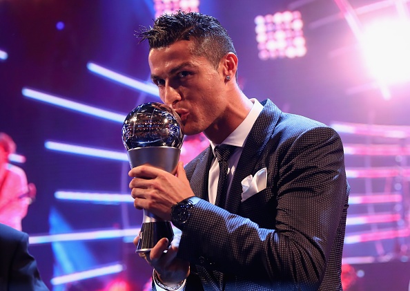 Ronaldo cam on Messi, Neymar sau khi nhan giai The Best hinh anh