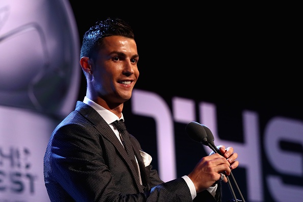 Ronaldo cam on Messi,  Neymar anh 4