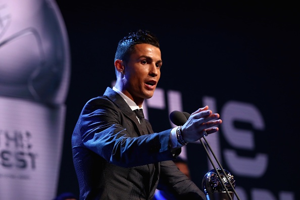 Ronaldo cam on Messi,  Neymar anh 3