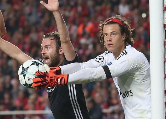 Thu mon 'tang qua' MU san sang chuoc loi o tran luot ve hinh anh