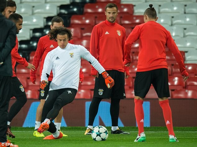 Thủ môn 'tặng quà' MU sẵn sàng chuộc lỗi ảnh 6 Thu mon 'tang qua' MU san sang chuoc loi anh 6