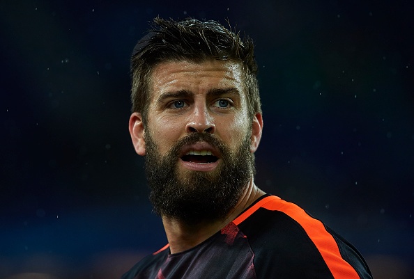 5 trung ve Barca nham den de thay the Pique hinh anh