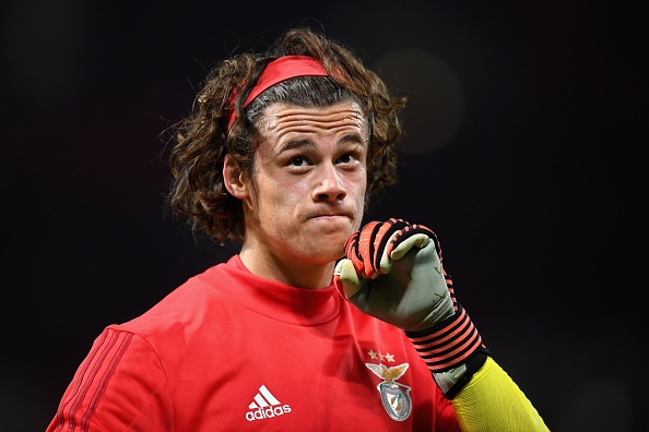 Phan luoi hai huoc, thu mon Benfica lai giup MU gianh 3 diem hinh anh