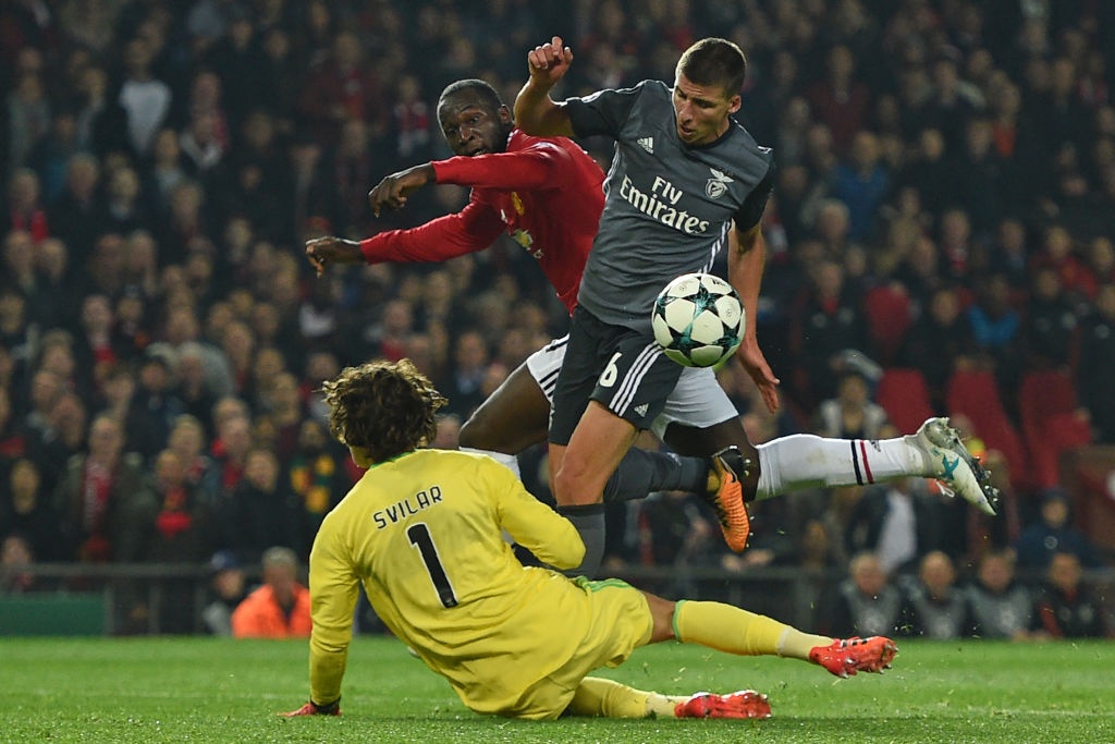 thu mon Benfica cung luc lap 2 ky luc anh 4