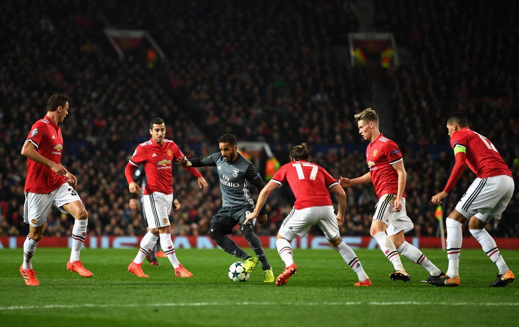 thu mon Benfica sai lam giup MU anh 10