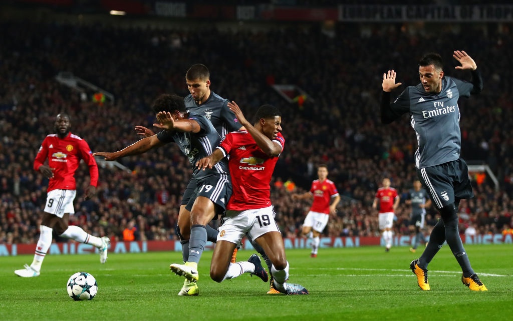 thu mon Benfica sai lam giup MU anh 11