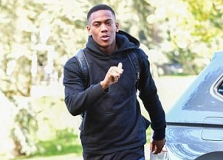 Sao MU tat bat tro lai hoi quan cung tuyen Phap hinh anh