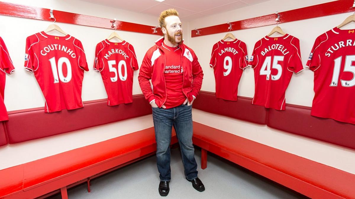 Cap do vat mac ao Liverpool gianh dai WWE anh 2