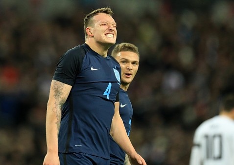 Tru cot MU dinh chan thuong trong tran giao huu voi tuyen Duc hinh anh