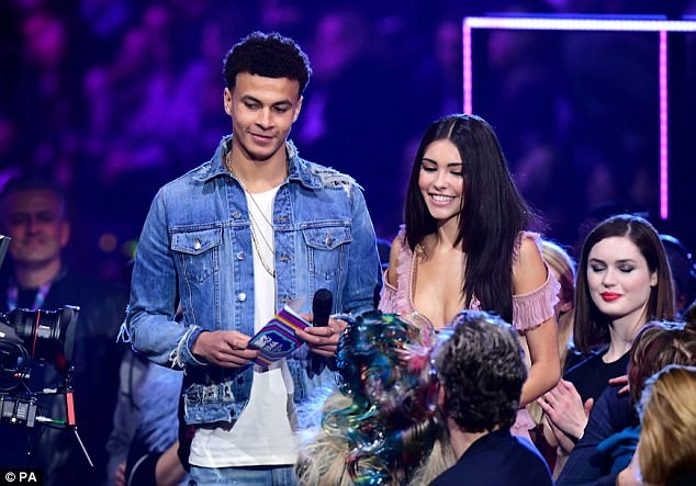 than dong Anh vi vu o le trao giai am nhac anh 1