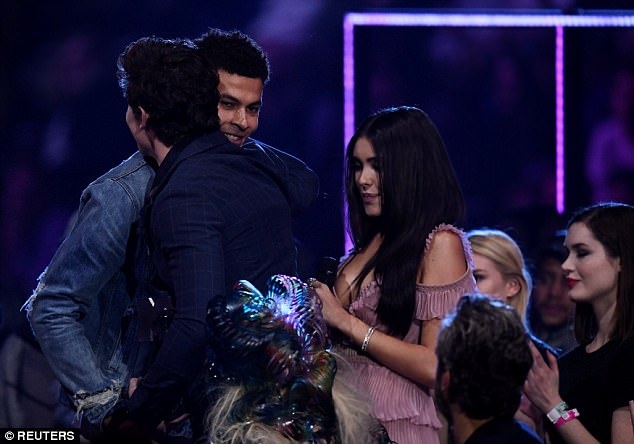 than dong Anh vi vu o le trao giai am nhac anh 3