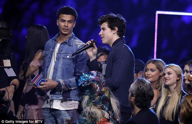 than dong Anh vi vu o le trao giai am nhac anh 4