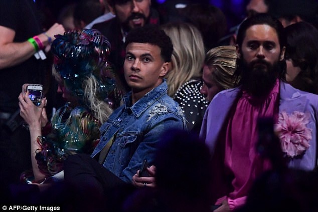 than dong Anh vi vu o le trao giai am nhac anh 5