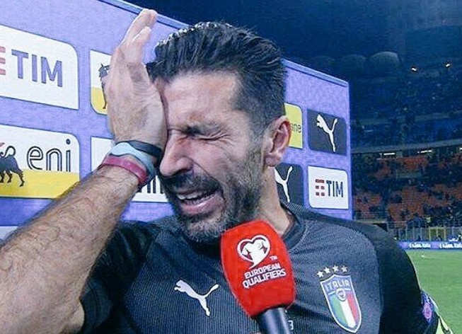 Buffon bat khoc, cau thu Italy nga guc sau that bai hinh anh