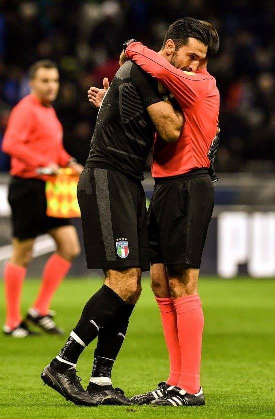 Buffon lặng lẽ cúi ảnh 6 Buffon lang le cui anh 6