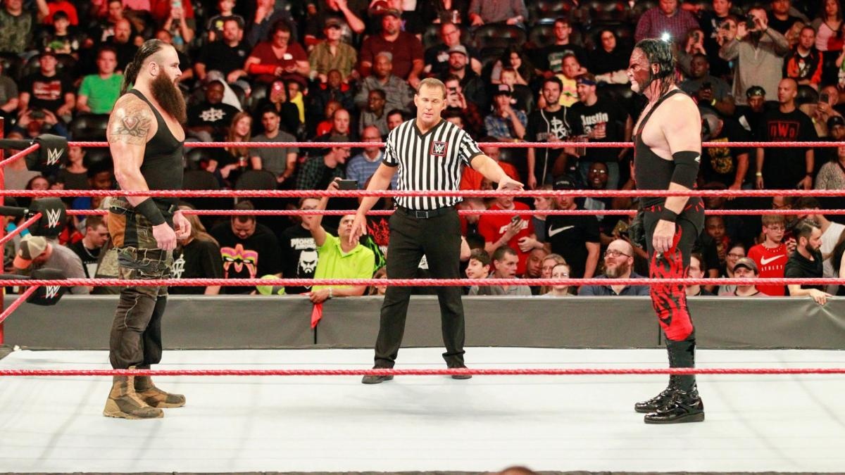 Cú powerslam thủng sàn đấu ảnh 1 Cu powerslam thung san dau anh 1