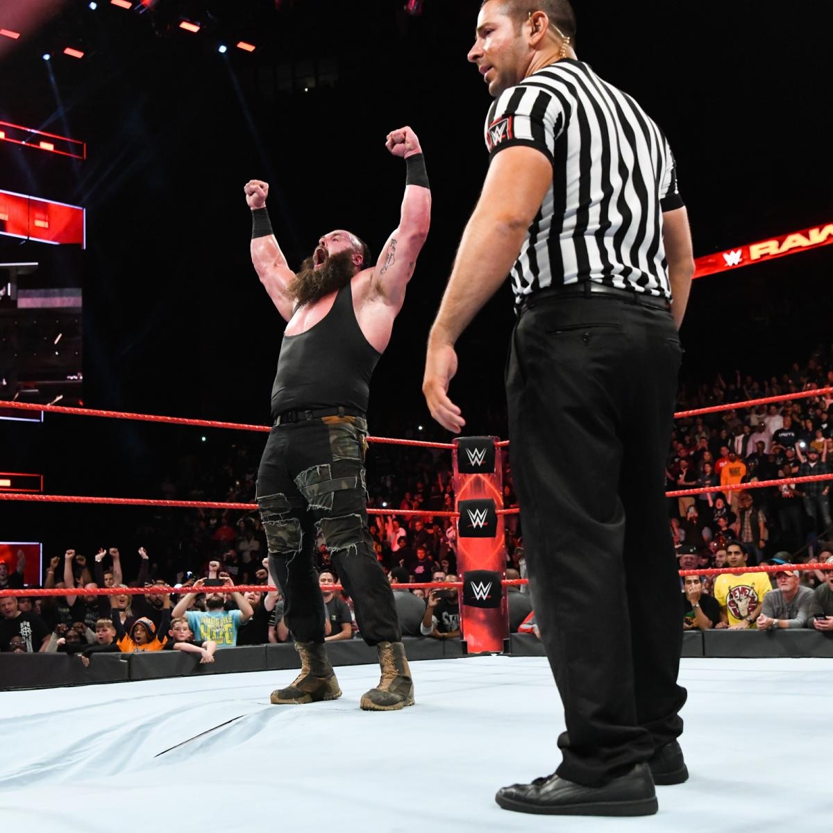 Cú powerslam thủng sàn đấu ảnh 9 Cu powerslam thung san dau anh 9