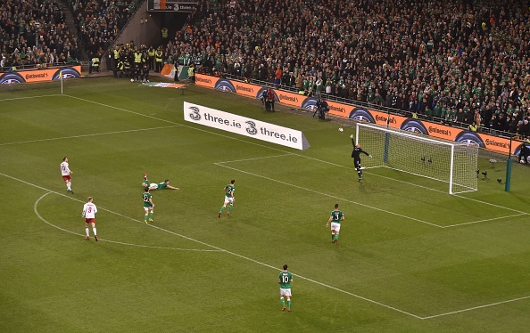 Eriksen lap hat-trick Dan Mach gianh ve du WC anh 5