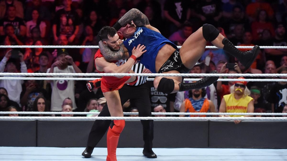 John Cena bi ha chong vanh trong lan tai xua anh 8