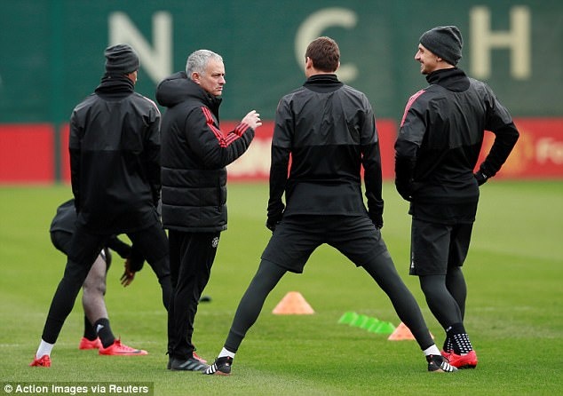 MU tập luyện chuẩn bị cho trận gặp Basel ảnh 11 MU tap luyen chuan bi cho tran gap Basel anh 11