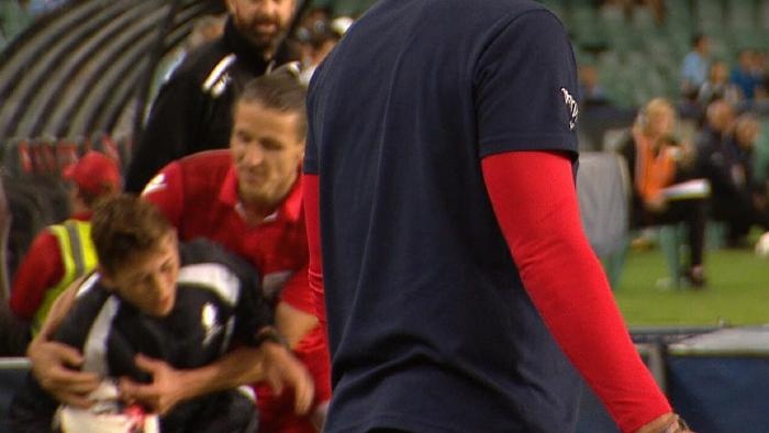 cau be nhat bong duoc len buc nhan cup anh 1