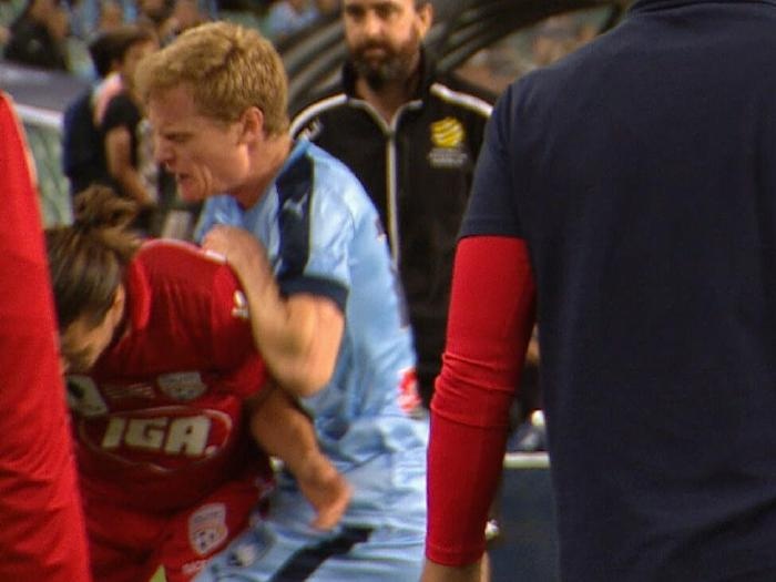 cau be nhat bong duoc len buc nhan cup anh 2