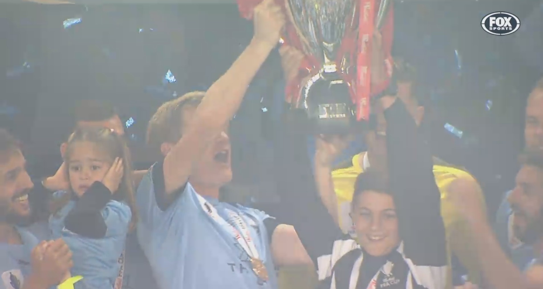 cau be nhat bong duoc len buc nhan cup anh 8