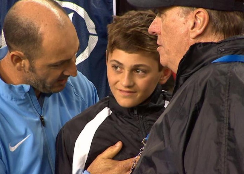 Cau gio ho doi nha, cau be nhat bong duoc len buc nhan cup hinh anh