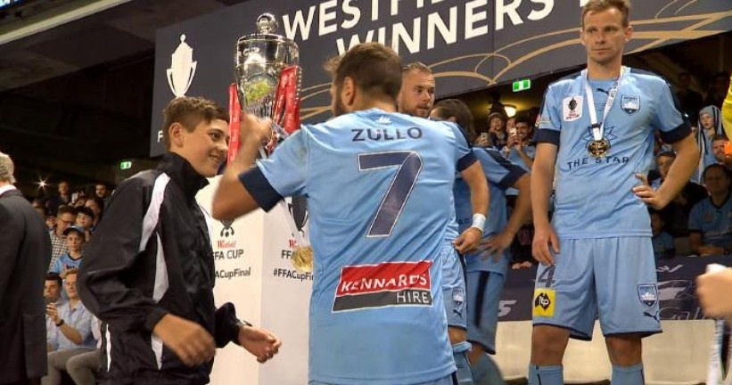 cau be nhat bong duoc len buc nhan cup anh 7