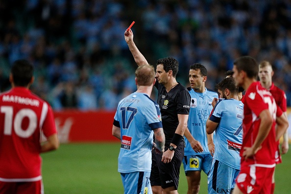 cau be nhat bong duoc len buc nhan cup anh 4