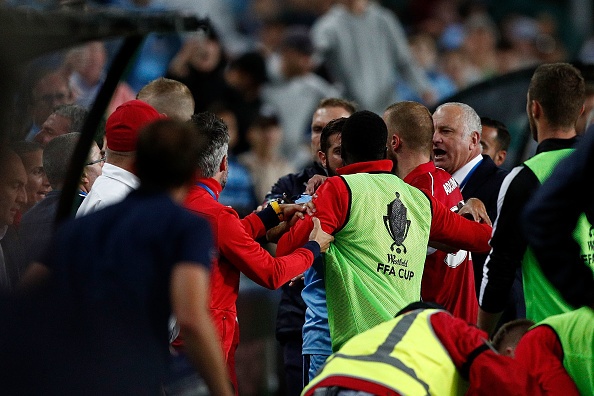 cau be nhat bong duoc len buc nhan cup anh 3