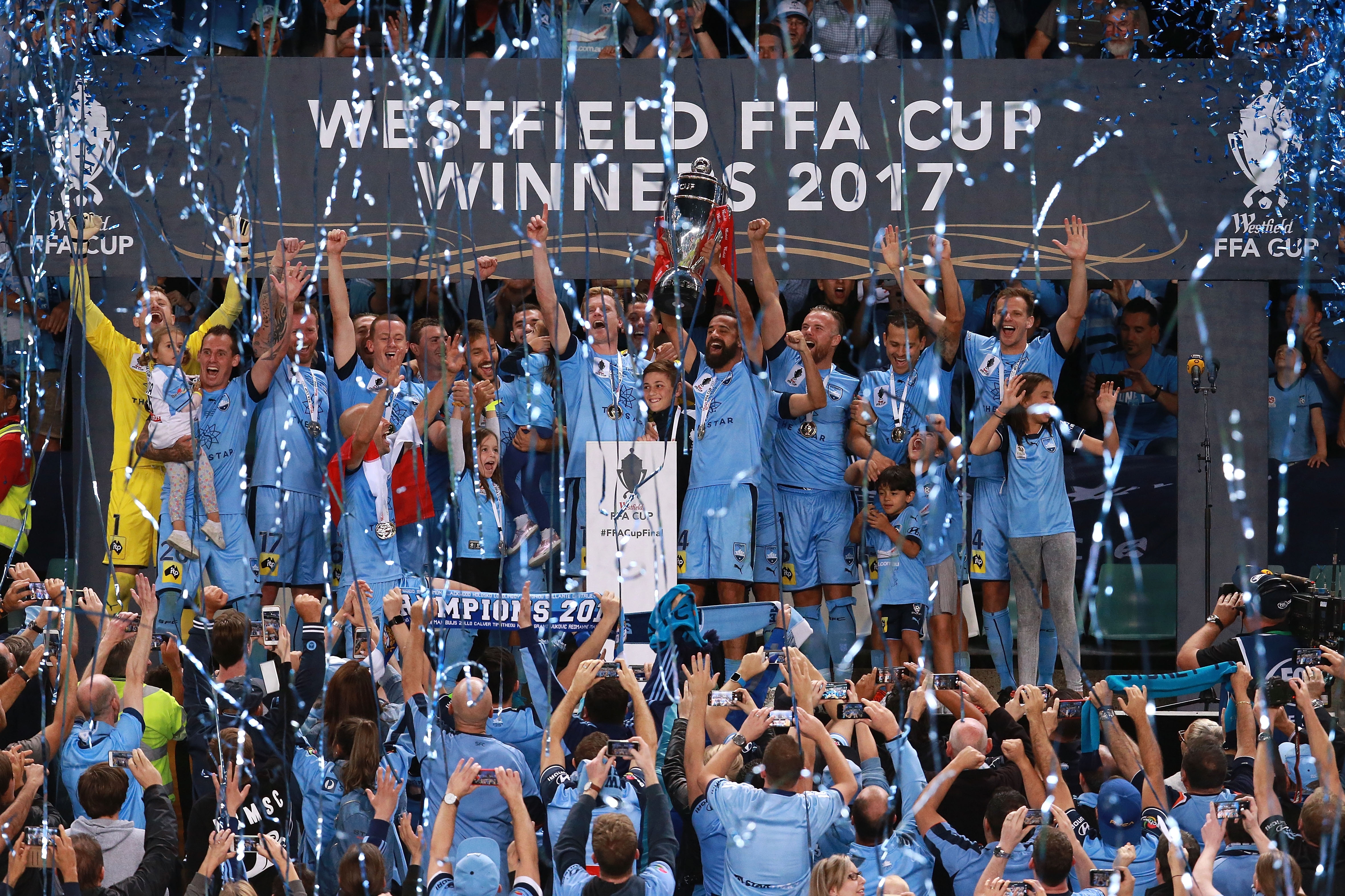 cau be nhat bong duoc len buc nhan cup anh 9