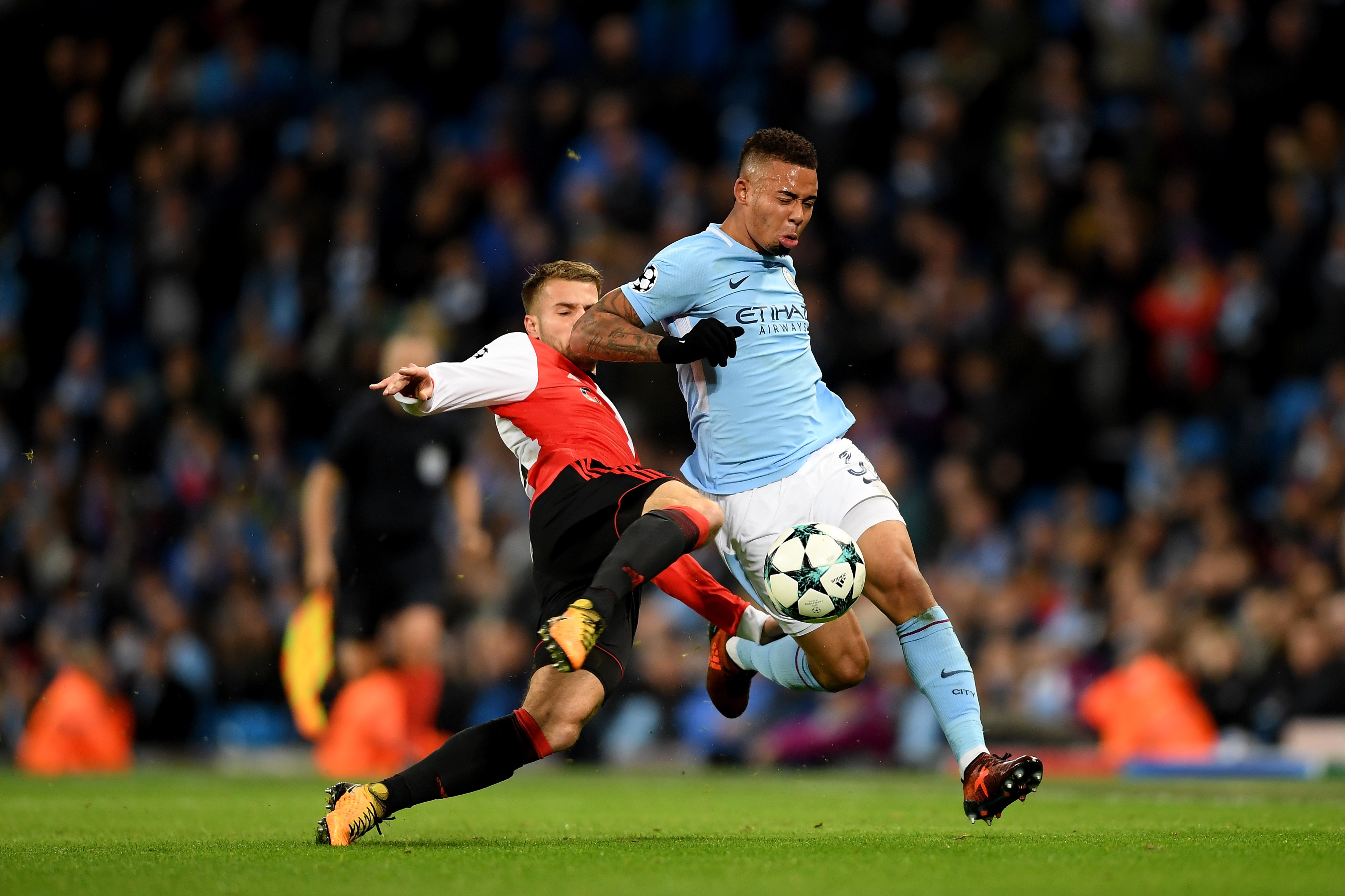 Man City vao vong 16 doi anh 7