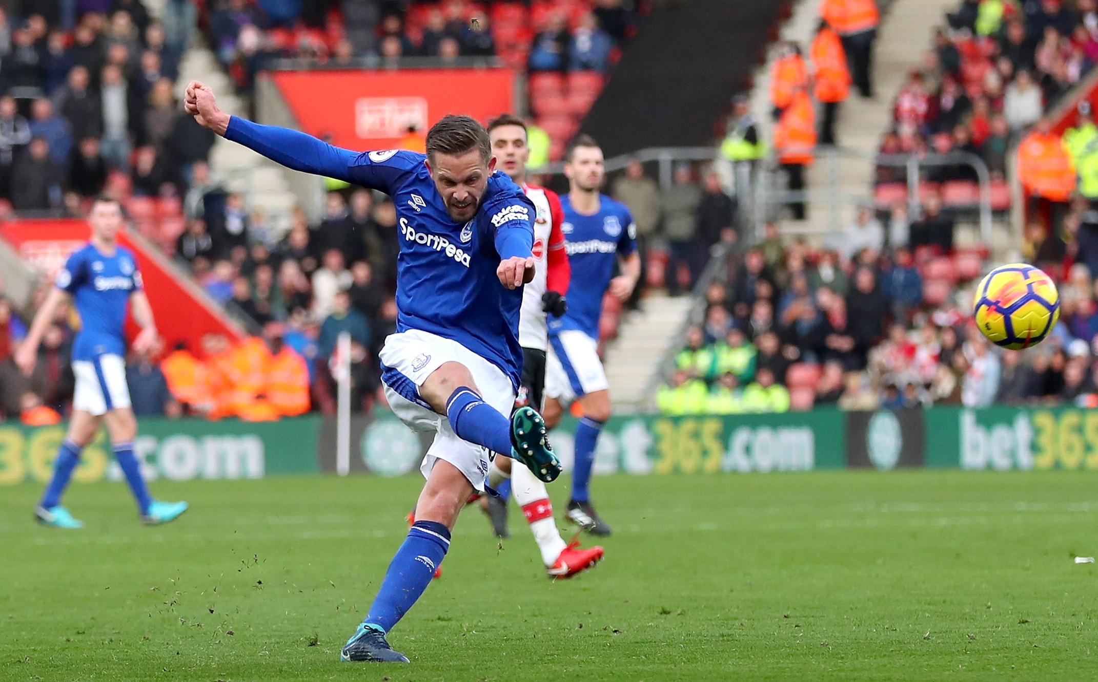 Rooney bat luc nhin dong doi thua tham anh 4