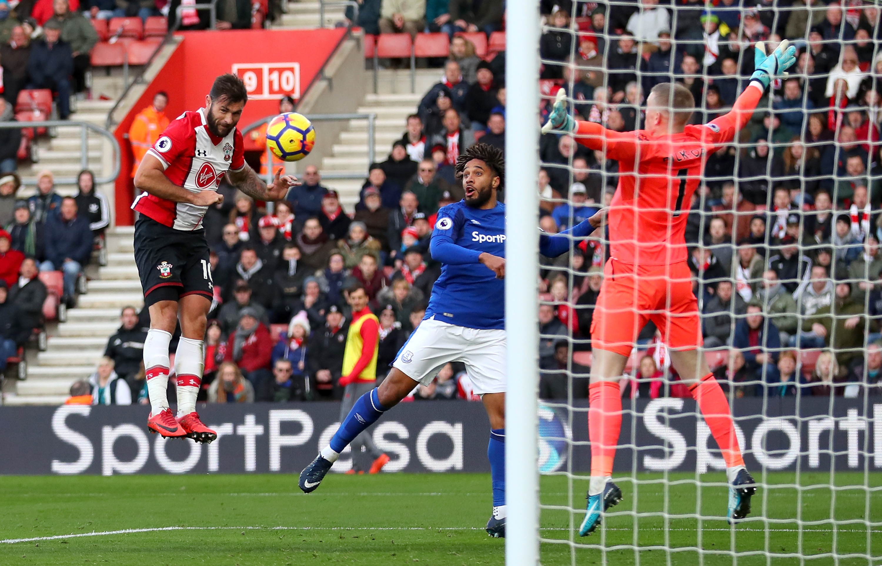 Rooney bat luc nhin dong doi thua tham anh 7