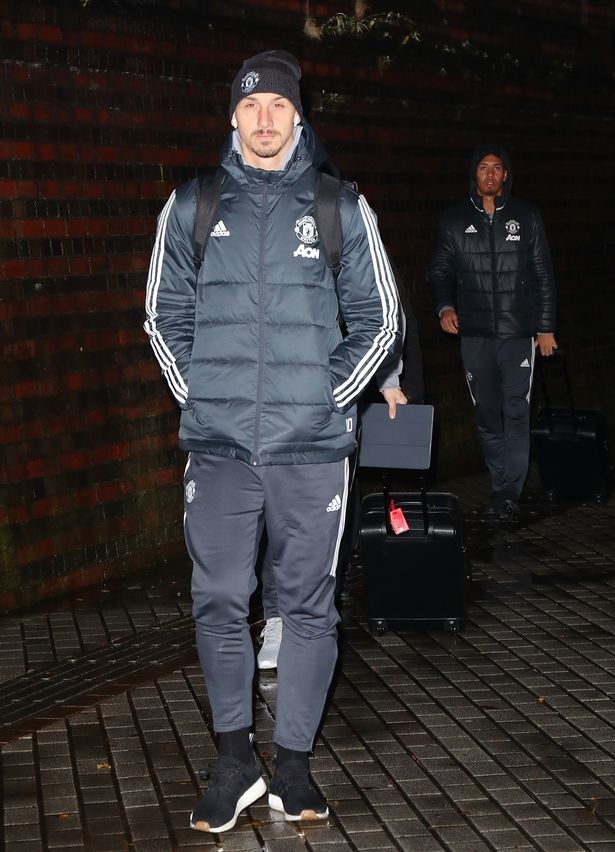 Mkhitaryan lai bi gat khoi doi hinh Man Utd anh 1