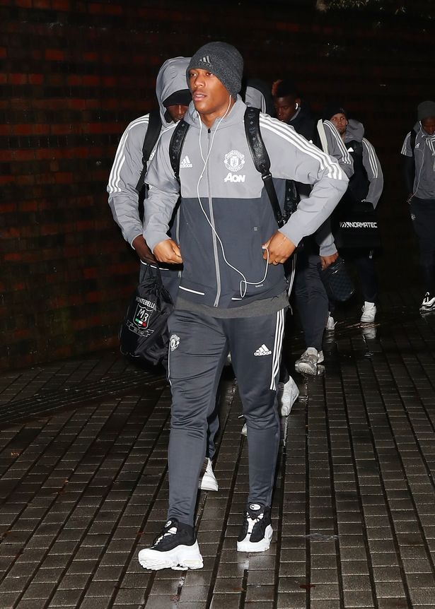 Mkhitaryan lai bi gat khoi doi hinh Man Utd anh 2