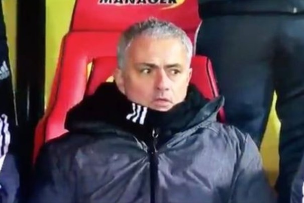 Bieu cam hai huoc cua Mourinho khi Young lap sieu pham hinh anh