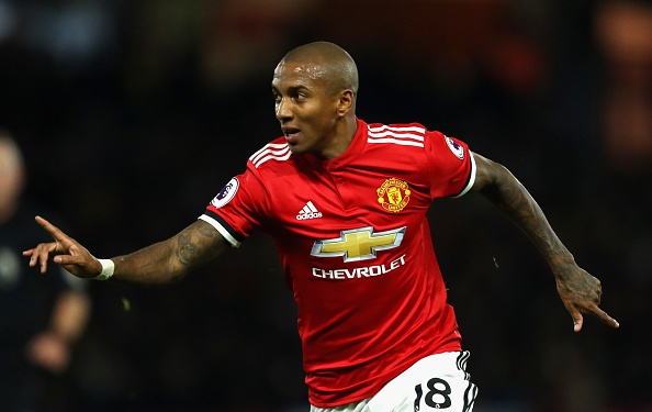 Ashley Young lap cu dup sieu pham giup MU phuc thu Watford hinh anh
